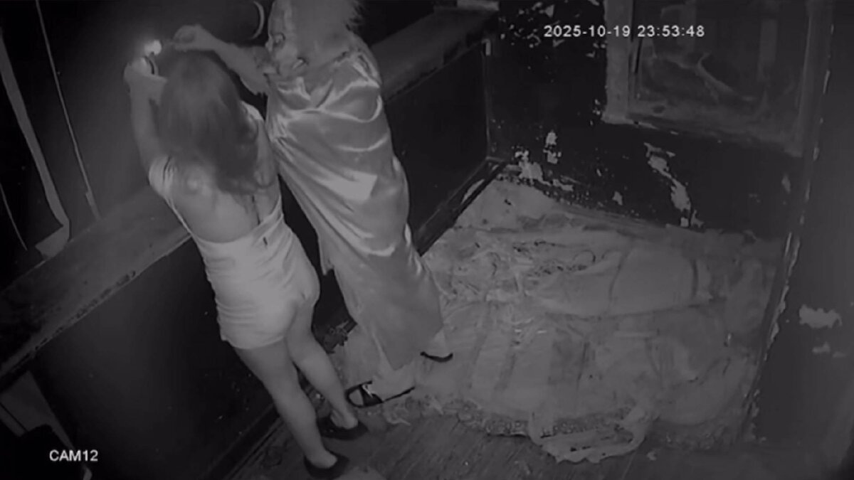 Melike Günay, "Sonrasında biz aşağı indiğimizde benim oyunu bitirdiğimi arkadaşlarım bilmiyorlarmış. Ben onlara anlattım çünkü onlar beni hiç bir şekilde duymuyorlar. Arkadaşlarıma zarar verilmemiş onların yanına gidilmemiş. Sadece bana yapılan kasıtlı bir şey var gibi. Hatta bazı insanlar eski sevgilin olabilir mi gibi şeyler söylediler. Aşağı indik oyunu benim bitirdiğimi söyledim. Boğazımı sıktığını söyledim. Orada arkadaşlarım tepki gösterdi ve videoyu görmek istedik. İlk başta bize videonun sorunlu olduğunu söylediler. Bir arkadaşım, kız kardeşim videonun silindiğini görüyor zaten. Sonrasında gittiler tabi orada bir karmaşa oldu. Biri bir süre sonda geldi. Videoyu bize verdi. Bize temas istediniz gibi bir şey söylediler dedi. Biz temas istemediğinizi söyledik ufak temas orta temas ama bunun orta temas olmadığı çok belliydi zaten. Videoyu izledikten sonra ‘evet haklısınız özür dileriz bu orta temas değil’ gibi şeyler söylediler. Biz polis çağırmak istedik çünkü çözemedik o ara durumu. Tabi hararetli de bir ortam oldu polis gelmemesi için bize yalvardılar. Özür dilediler esnaflar girdi araya çok fazla insan geldi hepimizle ayrı ayrı konuştular. Ona rağmen biz polis çağırdık konuştuk anlattık derdimizi. Sonra karşı tarafın ailesinden bazı insanlar bize saldırmaya çalıştılar. Çalışanın kız kardeşi, ‘boğazını sıkmış ağzından tutmuş ne var bunda’ gibi alaycı bir tavırla konuştu. Biz bunların hepsini belirttik şikayetimizi söyledik zaten. Şikayetimizi oluşturup çıktık" şeklinde konuştu.