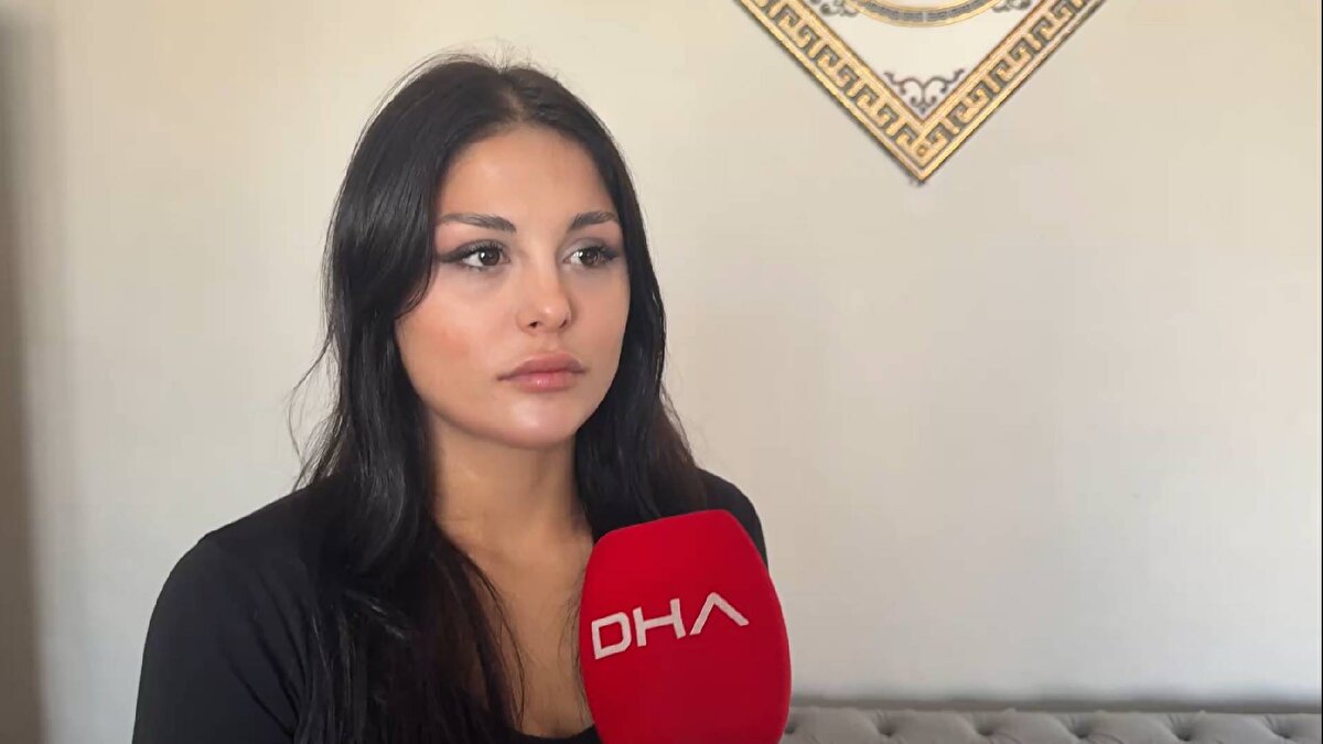 Melike Günay, "Ben caydırıcı bir cezanın olmasını istiyorum. Bunun kararını tabi ki de ben veremem yargı verecek ama hiç değilse caydırıcı.. ben şöyle düşünüyorum açıkçası ilerde belki başka birinin canını çok fena yakacaktı. Çünkü orada kameralar önünde bunu yapan biri ilerde kimsenin görmediği bir yerde bir insana neler yapabilirdi diye düşünüyorum. Ben zaten zarar gördüm evet psikolojim bozuldu orada darp edildim ama bir şekilde kurtuldum bir şekilde beni buldular yada sonrasında yardım isteyebildim ama başka bir yerde bir insanın canı çok fena yanabilirdi ben bunu önlediğimi düşünüyorum. Belki de bir insanın canını kurtardım gibi geliyor bana açıkçası. O yüzden caydırıcı bir ceza alsın ben bunu istiyorum çok da fazla bir talebim yok" dedi.