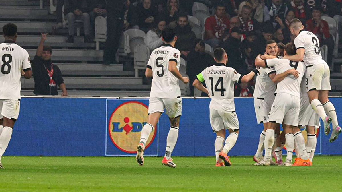 SON DAKİKA GOLÜ OFSAYTA TAKILDI<br><br>Ataklarını artıran Lille, 90+4. Dakikada Andre ile golü bulsa da inceleme sonrası pozisyon ofsayt gerekçesiyle atılan gol iptal edildi