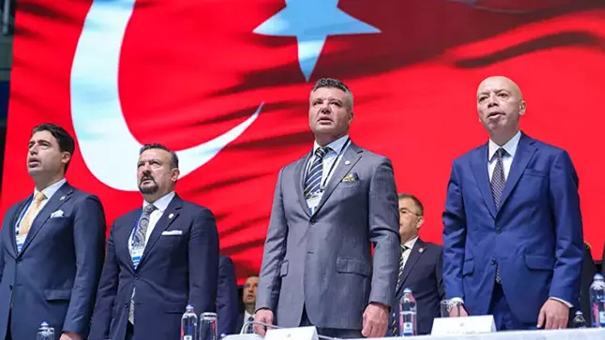 'DÜZENLİ TOPLANTILAR YAPIYORUZ'<br><br>"Fenerbahçe'nin yeniden zirveye çıkması, doğru planlama, istikrarlı yönetim ve güçlü takım ruhuyla olacaktır. Göreve geldiğimizden bu yana, teknik ekip ile sürekli temas halindeyiz. Düzenli toplantılar yapıyoruz. Bu görüşmelerde açıkça gördük ki takımın güçlü bir kadrosu var ama bazı eksik alanların hızla güçlendirilmesi gerekiyor."<br><br>"Takımımıza ve hocamıza sahip çıkmak bu dönemde hepimizin sorumluluğudur."<br><br>"Eleştirileri duyuyoruz. Biz de takımın eksiklerini görüyoruz, hiç şüpheniz olmasın. Taraftarımızdan ricam; en iyi hoca, bizim hocamız, en iyi oyuncu bizim oyuncumuz prensibini hep birlikte benimseyelim."