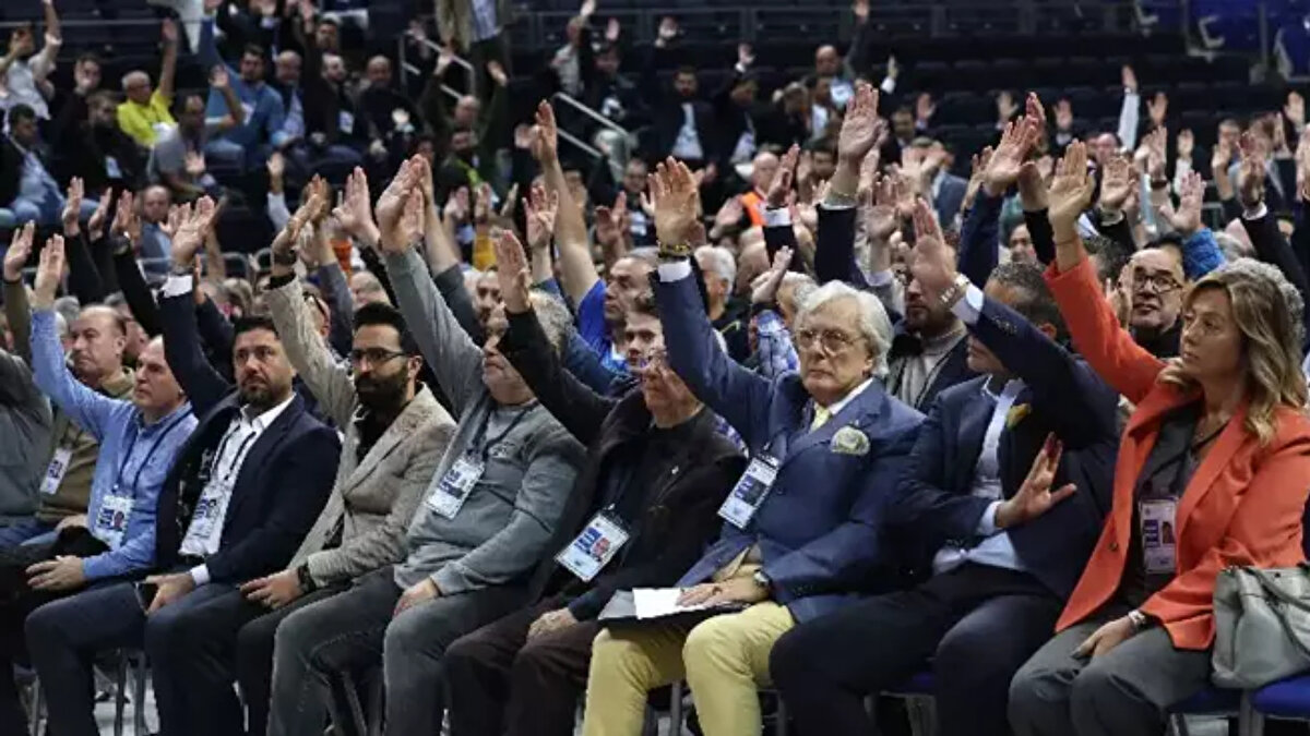 Ülker Spor Salonu'nda düzenlenen ve saat 10.30'Da başlayan Fenerbahçe  Olağanüstü Genel Kurulu sona erdi.