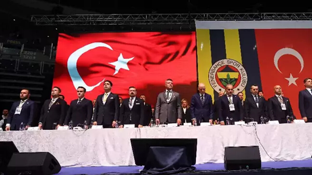 'TARAFTARIMIZA YÜREKTEN TEŞEKKÜR EDİYORUM'<br><br>"Yine seçim sürecinde sözünü verdiğimiz bir diğer adımı daha attık. Stadımızdaki kombineler için, bu sezon sınırlı sayıda kombineyi satışa çıkardık ve çok kısa sürede tükendi. Gösterdikleri ilgi için tüm taraftarımıza yürekten teşekkür ediyorum."