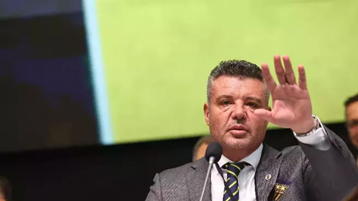 "Bugün kulübümüz için çok önemli kararlar alındı. Her birinize bu desteğiniz için çok teşekkür ediyoruz.<br><br>Mazbatamızı alalı bir ay oldu. Görev dağılımı yaptık ve öncelikli alanları belirledik. Kulübün mevcut durumunu analiz etmeye başladık. Her konudu detaylı bir şekilde ele alıyoruz. Her departmanla ayrı ayrı bir araya geliyoruz ve projeleri değerlendiriyoruz. Hangi alanlarda iyileştirme yapılması gerektiğini somut bir şekilde tespit ediyoruz.<br><br>Bu kapsamda hem mali hem idari alanda sürdürülebilirliği sağlamak, kaynaklarımızı daha verimli kullanmak ve karar alma mekanizmalarımızı güçlendirmek için çalışıyoruz.<br><br>Bu şekilde özveriyle çalışan, emek veren tüm kulüp profesyonellerimize teşekkür etmek istiyorum."