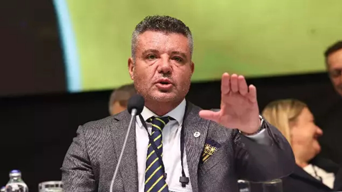 YÖNETİME TAM  YETKİ<br><br>Fenerbahçe Kulübü Olağanüstü Genel Kurul Toplantısı'nda kongre üyeleri, mevcut başkan Sadettin Saran ve yönetim kuruluna istedikleri yetkileri verdi.<br><br>Ülker Spor ve Etkinlik Salonu'nda gerçekleştirilen genel kurulda, olağanüstü seçimli genel kurulda reddedilen maddeler bu kez detaylı şekilde üyelere aktarıldı.<br><br>Yapılan konuşmaların ardından söz konusu maddeler hakkında tek tek görüşülerek ayrı ayrı oylama gerçekleştirildi. Üyeler söz konusu maddeleri oy çokluğuyla kabul etti.<br><br>Eski başkan Ali Koç yönetiminde yer alan ve kongreye katılan yöneticiler de maddelerin tamamına evet oyu verdi.