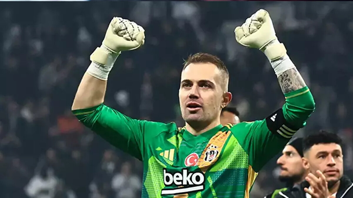 "Dört sene önce Beşiktaş'a transfer olduğumda daha ilk aylarımda çok talihsiz bir şekilde sakatlandım. O ağır sakatlığa rağmen yılmadan çalışıp geri dönerek hem Beşiktaş'ın hem görev verildikçe milli takımımızın kalesini korudum."