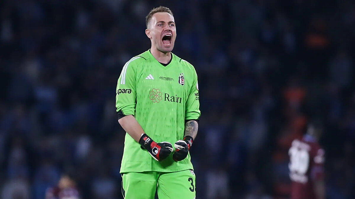 "Bu süreçte yaşanan kaptanlık değişikliğini de her zaman olduğu gibi olgunlukla karşıladım. Beşiktaş çok köklü bir camiadır ve bu tür aksiyonlar, kurumsal yapının gerektirdiği şekilde alınır. Kariyerimin hiçbir zamanında alınan teknik ve yönetimsel kararlara ilişkin yorum yapmadım. Her türlü karara saygı duydum, bundan sonra da saygı duyacağım. Oynadığım zaman elimden geleni sahaya yansıtıp, oynamadığım zaman da oynayan arkadaşımı destekleyeceğim. Kulübümüze yakışır bir performansla sahada olmamız için elimden gelen tüm çabayı sarf etmeye devam edeceğim. Teşekkürlerimle..."