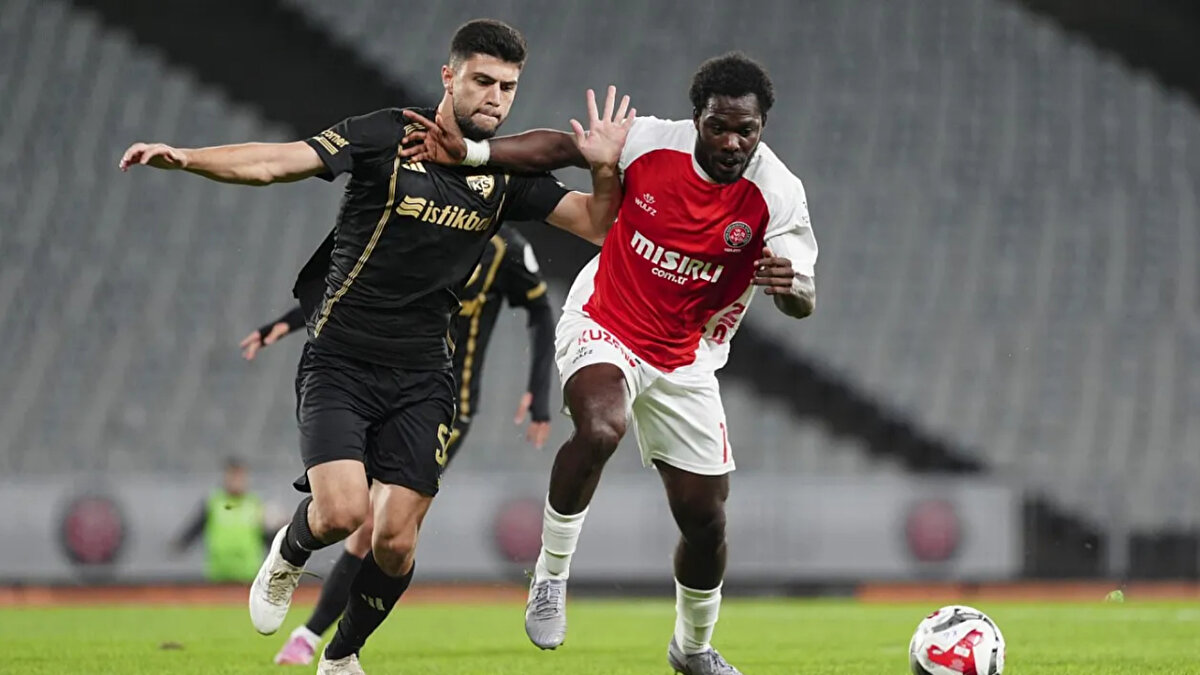 Kayserispor'da Laszlo Benes ise yaptığı hareketten dolayı 90+1'de kırmızı kart gördü.<br><br> 