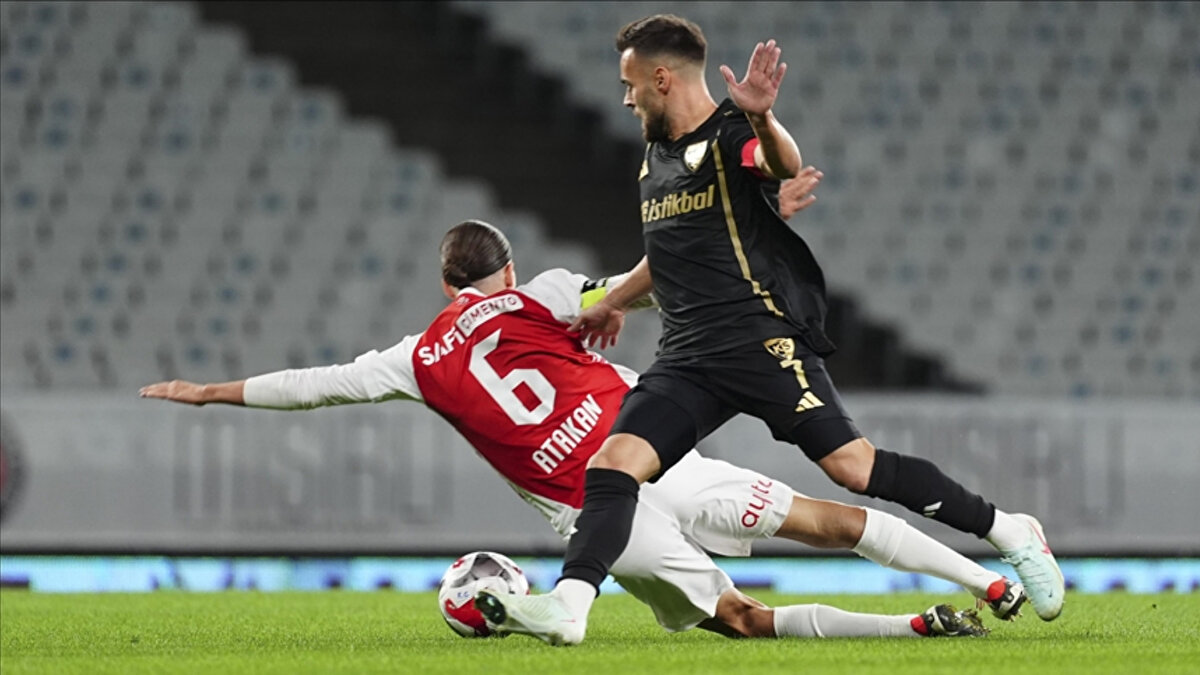 Ev sahibi Fatih Karagümrük maçın 16. dakikasında Larsson'un golüyle öne geçti fakat gol VAR incelemesinin ardından iptal oldu. İlk yarının sonunda ise Karagümrük attığı gol ile devreyi 1-0 önde kapattı.