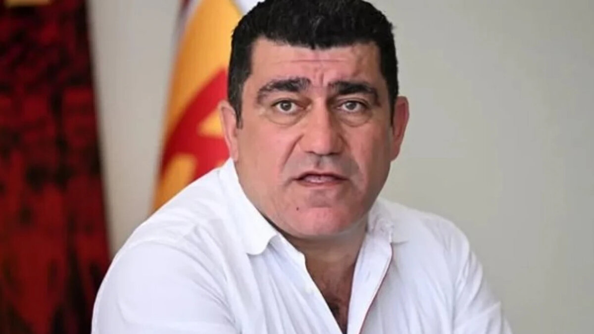 Sözlerine şu şekilde devam etti: "Bir Anadolu kulübü ve Kayserispor camiası olarak zor şartlar altında mücadele ederken, emeğimizin göz göre göre zayi edilmesine de müsaade etmeyeceğimizin bilinmesini istiyorum"