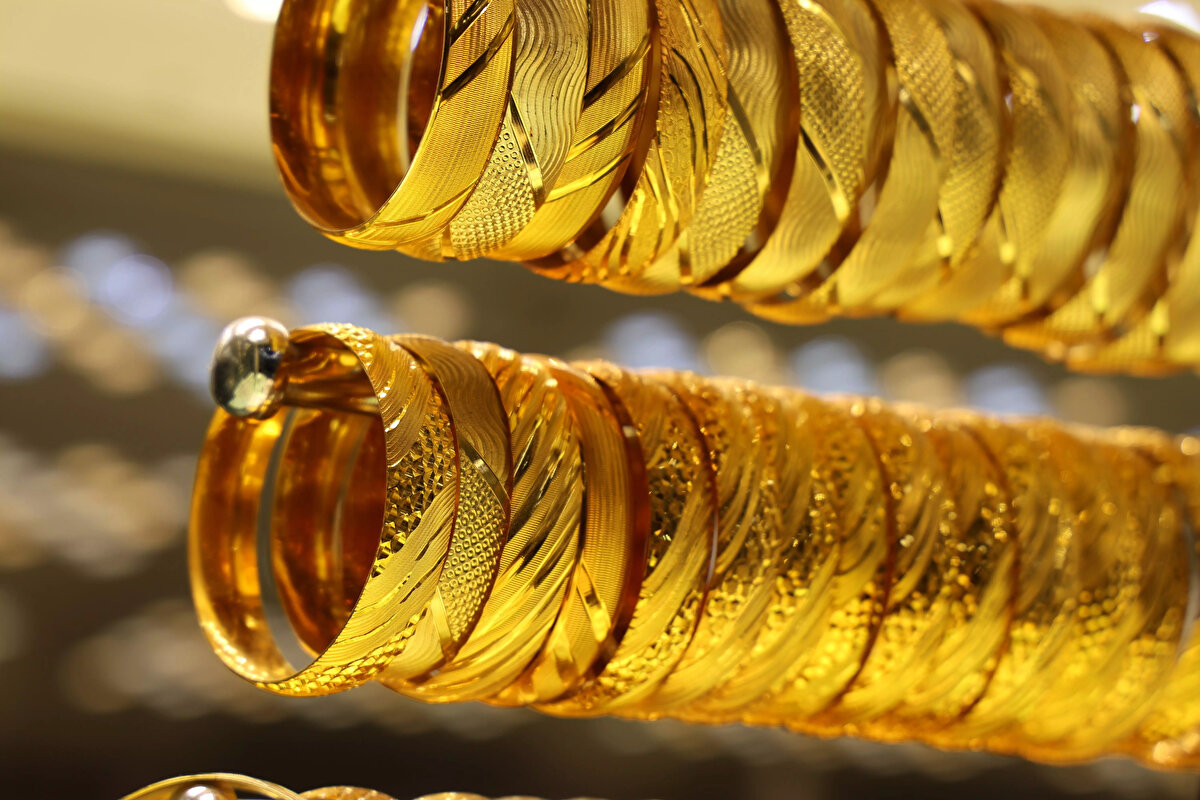 Altın fiyatları hem uluslararası hem de yurt içi piyasalarda haftayı kayıpla kapattı.<br><br>Ons Altın: Küresel piyasalarda ons altın, hafta boyunca süren gerilemenin ardından 4.111 dolar seviyesine kadar geriledi.<br><br>Gram Altın: Yurt içinde ise gram altın fiyatı, uluslararası piyasalardaki düşüşün etkisiyle 5.545 TL seviyesine kadar gerileyerek yatırımcıları düşündürdü.<br><br>Bu düşüş trendi, küresel ekonomik görünümdeki iyileşme beklentileri ve jeopolitik risklerin azalmasıyla paralel ilerliyor. Altın, yeni haftaya da düşük seyirle başlayabilir.<br>İşte güncel altın fiyatları