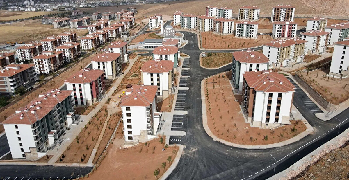 Kura Çekimi: Hak sahibi belirleme kuraları 29 Aralık 2025 – 27 Şubat 2026 tarihleri arasında çekilecek.<br><br>Teslim Tarihi: Konutların Mart 2027 itibarıyla hak sahiplerine teslim edilmeye başlanması planlanıyor.