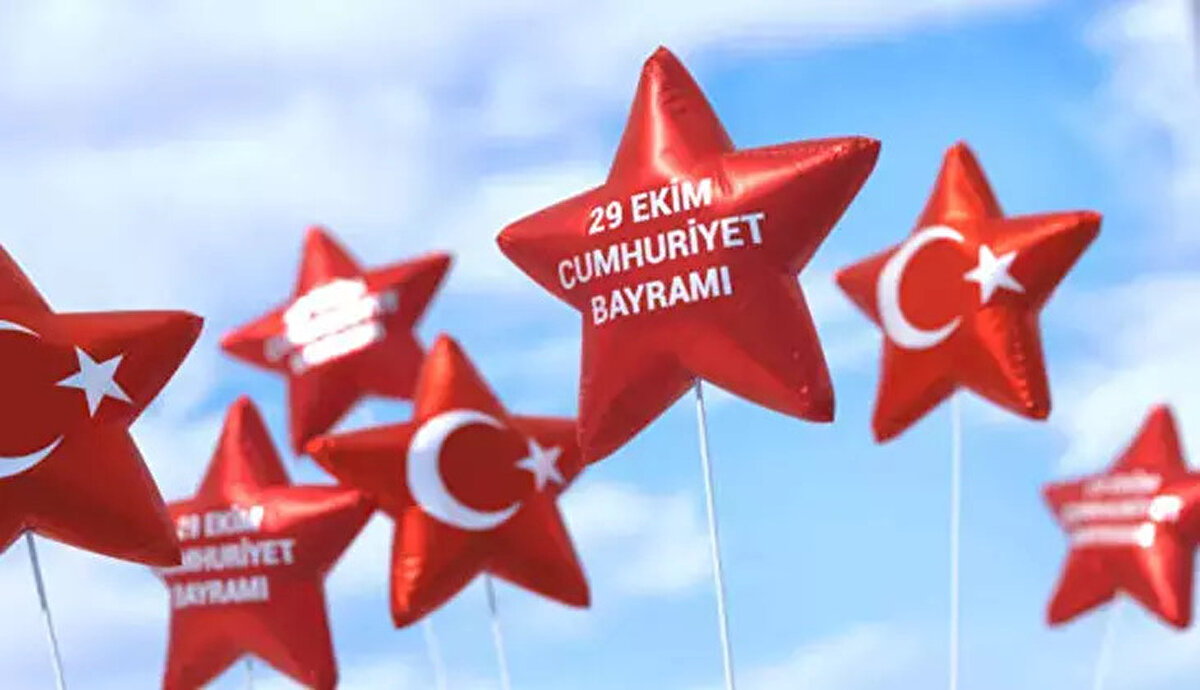 Bu hafta Türkiye, Cumhuriyet'in ilanının yıl dönümünü kutlamaya hazırlanıyor. Her yıl olduğu gibi bu yıl da 29 Ekim Cumhuriyet Bayramı resmi tatil olarak kutlanacak. 2025 yılında 29 Ekim'in Çarşamba gününe denk gelmesi, tatil planları yapan milyonlarca öğrenci ve çalışanın gündemine 28 Ekim'i de getirdi.v