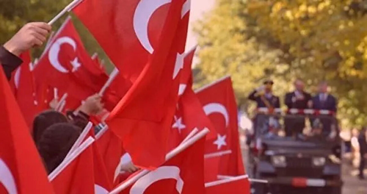 ÖZETLE 2025 CUMHURİYET BAYRAMI TATİL TAKVİMİ<br><br>27 Ekim 2025 Pazartesi: Okullar ve iş yerleri açık. (Tatil değil)<br><br>28 Ekim 2025 Salı: Yarım gün resmi tatil. (Saat 13:00'ten sonra tatil)<br><br>29 Ekim 2025 Çarşamba: Tam gün resmi tatil. (Cumhuriyet Bayramı)