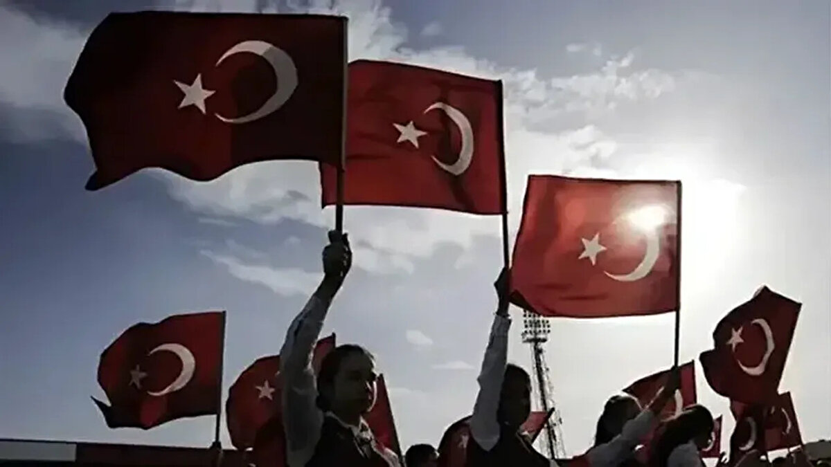 Özel sektörde ise resmi tatil olmasına rağmen, bazı hizmetlerin devamlılığı için çalışanlar ek mesai ücreti karşılığında görev yapabilmektedir.