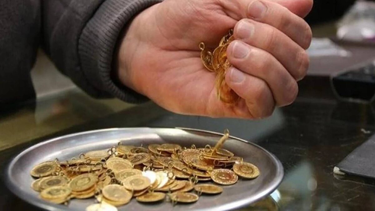 Analistler, kıymetli metaller tarafında denge arayışının öne çıktığını ifade ederek, son dönemlerde altın ve gümüş tarafındaki yüksek hacimli alış ve satışların sert dalgalanmalara yol açtığını söyledi.<br><br>ABD'nin 10 yıllık tahvil faizi haftalık bazda sınırlı bir düşüşle haftayı yüzde 4 seviyesinden tamamladı. Dolar endeksi ise geçen haftayı yüzde 0,5 yükselişle 98,95 seviyesinden kapattı.