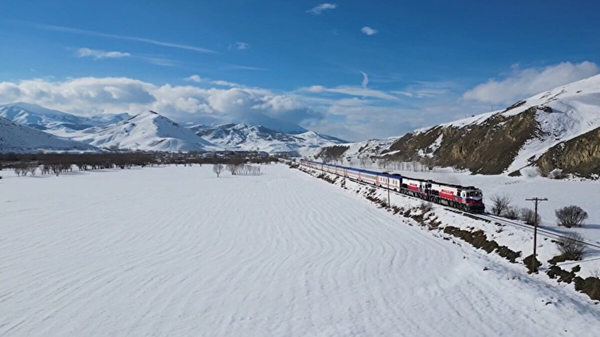 Doğu Ekspresi Ne Zaman Başlıyor? (2025-2026 Sefer Takvimi)<br><br>Bakan Uraloğlu'nun açıklamasına göre, Turistik Doğu Ekspresi'nin 2025-2026 kış sezonu seferleri 22 Aralık 2025 Pazartesi günü başlayacak ve 1 Mart 2026 tarihine kadar devam edecek.