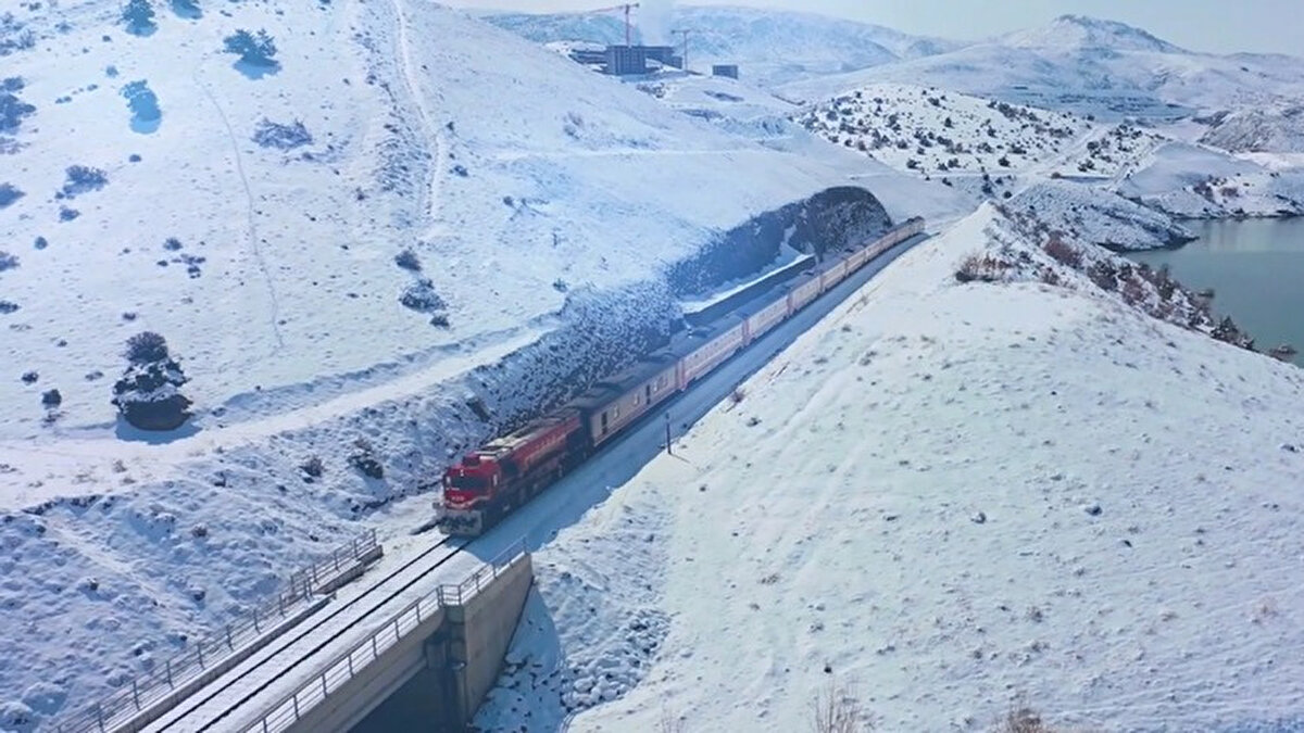 Ulaştırma ve Altyapı Bakanı Abdulkadir Uraloğlu, 2019 yılından bu yana binlerce yerli ve yabancı turisti ağırlayan trenin, Türkiye'nin kültürel mirasını ve doğal güzelliklerini "raylar üzerinde" tanıtmaya devam edeceğini vurguladı.