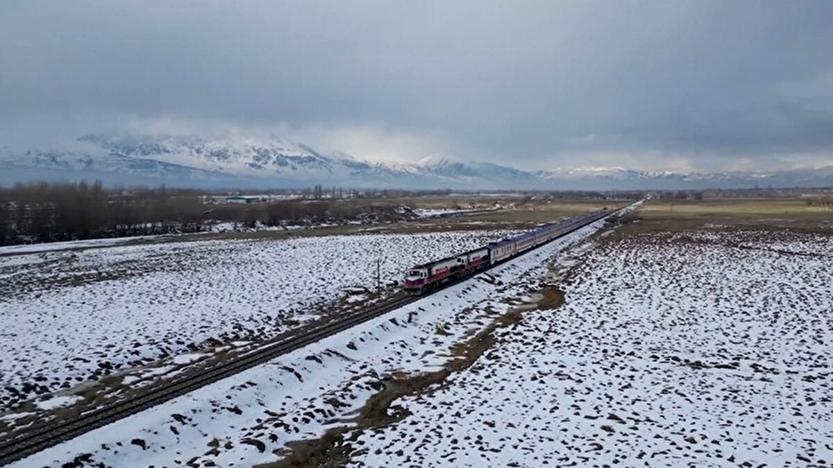 Doğu Ekspresi Biletleri Nereden Alınır?<br><br>Kış seyahati planlayanların en çok merak ettiği "Doğu Ekspresi biletleri nereden alınır?" sorusu da yanıt buldu.<br><br>Bakan Uraloğlu, bireysel yolculara ayrılan vagonlar için bilet satışlarının 27 Ekim Pazartesi (Yarın) günü başlayacağını duyurdu.<br><br>Bireysel Biletler: Biletler, Türkiye Cumhuriyeti Devlet Demiryolları (TCDD) Taşımacılık resmi satış kanallarından (Web sitesi, mobil uygulama, gişeler) temin edilebilecek.<br><br>Tur Paketleri: Tur paketleri ise yetkili seyahat acenteleri aracılığıyla satışa sunulacak.