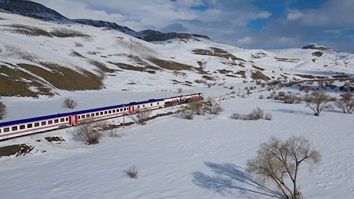 2025-2026 Doğu Ekspresi Bilet Fiyatları Ne Kadar? (Kaç TL?)<br><br>Verilen bilgilere göre, Doğu Ekspresi'nde farklı vagon tipleri için belirlenen ücretler şu şekilde:<br><br>Pulman (Koltuk) Kişi Başı: 720 TL<br><br>Örtülü Kuşetli Kişi Başı: 1.200 TL<br><br>Turistik Doğu Ekspresi (2 Kişilik Yataklı Vagon Toplam Ücret): 14.000 TL