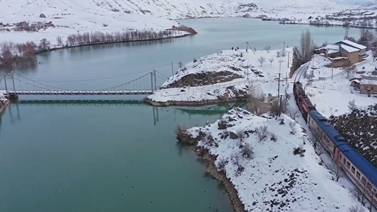 Tren, kış sezonu boyunca toplam 60 sefer gerçekleştirecek. Sefer günleri ise şu şekilde planlandı:<br><br>Ankara-Kars Yönü: 22 Aralık 2025 - 27 Şubat 2026 tarihleri arasında Pazartesi, Çarşamba ve Cuma günleri.<br><br>Kars-Ankara Yönü: 1 Mart 2026 tarihine kadar Çarşamba, Cuma ve Pazar günleri.