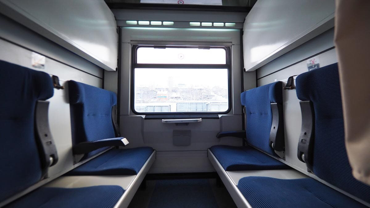 Rüya Gibi Bir Yolculuk: Güzergah ve Molalar<br><br>Turistik Doğu Ekspresi, 1360 kilometrelik güzergahta, duruşlar dahil toplam 32 saat süren bir yolculuk sunuyor. Tren sadece manzaraları değil, şehirlerin kültürünü tanıma fırsatı da veriyor. Yolculuk boyunca verilecek molalar:<br><br>Ankara-Kars Yönünde: Erzincan (2 saat 30 dakika) ve Erzurum (4 saat).<br><br>Kars-Ankara Yönünde: İliç (3 saat), Divriği (2 saat 30 dakika) ve Sivas (3 saat).<br><br>Her biri 10 kompartımanlı 8 yataklı vagon ve bir yemek vagonundan oluşan tren, toplam 160 yolcu kapasitesine sahip.