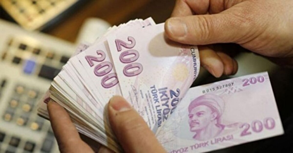 Ekonomi uzmanları, resmi hedeflerle birlikte “gerçek enflasyonun” da dikkate alınması gerektiğini belirtiyor. Bazı analistler, gıda, enerji ve kira artışları nedeniyle reel enflasyonun resmi oranların üzerinde olduğunu ve bu nedenle daha yüksek bir zam oranının gündeme gelebileceğini ifade ediyor.<br><br>Ekonomistlere göre, alım gücündeki kaybın telafi edilebilmesi için asgari ücretin en az 30 bin TL seviyesine yükselmesi gerekiyor.