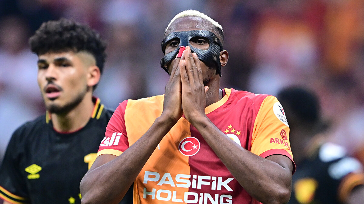 Maçın 42. dakikasında İzmir ekibinin Kamerunlu futbolcusu Malcom Bokele, kendi yarı alanında Victor Osimhen'e yaptığı hareket sonrasında sarı kart gördü. 