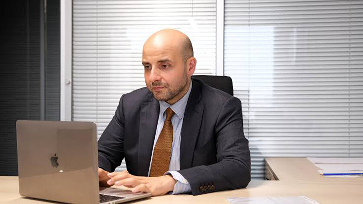 '2030'da yapay zeka kullanmayan meslekler sona erecek'<br><br><br>5 yıl içerisinde yapay zeka kullanımının artacağına dikkati çeken Prof. Dr. Kırık, "Gelecek; insan ve yapay zekanın birlikte çalıştığı bir dönem olacak. Bu sürece uyum sağlayanlar avantajlı olacak, uyum sağlamayanlar ise mesleklerini kaybedecek. Tabii ki şu unutulmamalı, bütün mesleklerde yapay zeka etkisini hissettirecek. 2030 yılında yapay zekayı kullanmayan mesleklerin sona ereceğini söyleyebilmek mümkün. Ama her zaman insana ihtiyaç var olacak, çünkü yapay zekayı üreten ve geliştiren de insanın ta kendisi" dedi.