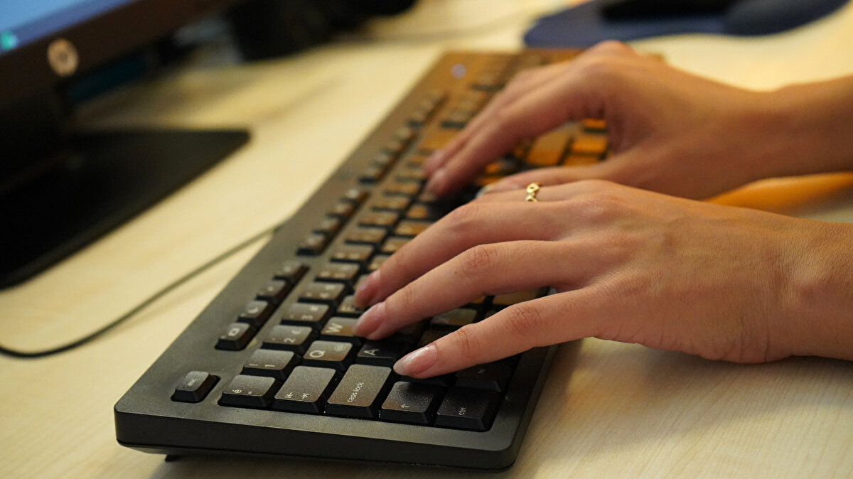 Türkiye'nin bu dönüşümü yakından takip ettiğini vurgulayan Prof. Dr. Kırık, "2021-2025 Ulusal Yapay Zeka Stratejisi kapsamında yapay zeka uzmanlarının yetiştirilmesi, araştırma ve girişimciliğin desteklenmesi, kaliteli verinin artırılması ve sosyoekonomik uyumun hızlandırılması hedeflendi. Bu stratejiler TÜBİTAK, Sanayi ve Teknoloji Bakanlığı ve Dijital Dönüşüm Ofisi gibi kurumlar tarafından yürütülüyordu. Ayrıca 2025-2029 Eğitimde Yapay Zeka Politika Belgesi ile öğretim programları güncellenecek, öğretmenlere yapay zeka destekli eğitimler verilecek, dijital içerik üretimi teşvik edilecek. Bu adımlar eğitim alanında dijital dönüşümü hızlandırmayı amaçlıyor. Kısacası Türkiye yapay zeka alanında önemli bir dönüşüm sürecinde. Bu süreç hem fırsatları hem de zorlukları içeriyor" diye konuştu.