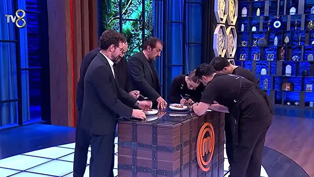 MasterChef Kim Elendi?<br><br>İlk turda başarısız olan Nisa, Aslı, Çağlar ve Hakan, MasterChef'te kalmak için son kez tezgah başına geçti. Gecenin final etabında yarışmacılardan Mehmet Şef'in imzası olan 'içli lagos' tabağını yapmaları istendi.
