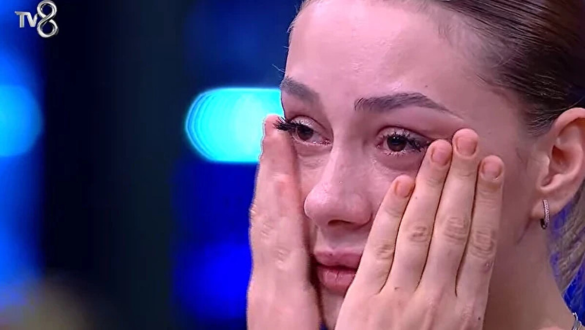 Gözyaşları Sel Oldu: Elenen Yarışmacı Nisa<br><br>MasterChef'ten elenen 17. yarışmacı olan Nisa, kararın açıklanmasıyla birlikte gözyaşlarına hakim olamadı. Başta Aslı olmak üzere stüdyodaki diğer yarışmacı arkadaşları da Nisa'nın vedasıyla duygusal anlar yaşadı. Böylece 25 Ekim MasterChef'te elenen isim Nisa oldu.