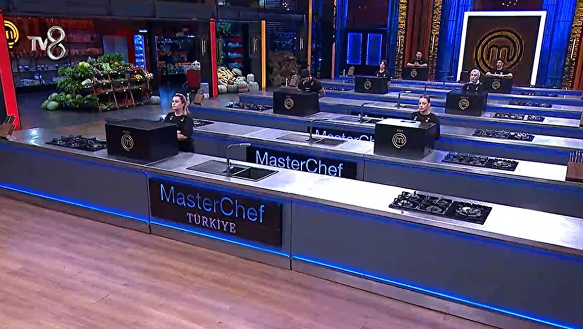 "Elenen yarışmacı MasterChef kim elendi?" sorusu, 25 Ekim 2025 Cumartesi akşamı yayınlanan nefes kesen son bölümde yanıtını buldu. TV8'in sevilen yarışması MasterChef Türkiye'de bu hafta eleme potasında yer alan 7 iddialı isimden biri için yolun sonu geldi. İki aşamalı zorlu eleme oyununun finalinde şeflerin tabağını en başarısız yapan isim Nisa oldu. Yarışmaya 17. olarak veda eden Nisa, stüdyodaki arkadaşlarını gözyaşlarına boğdu.