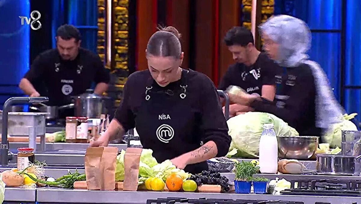 Ancak bu tura Nisa'nın yaptığı kural hatası damga vurdu. Tadım yaparken "çift tadım" yaptığı (kaşığı iki kez kullandığı) kamera görüntülerinden tespit edilen Nisa, şeflerden büyük tepki gördü. Mehmet Şef, "Bu etapta bu hata yapılmaz" diyerek Nisa'yı uyardı. Bu hata nedeniyle Nisa, hazırladığı sosu tabağına dökemeden yemeğini şeflere sunmak zorunda kaldı.