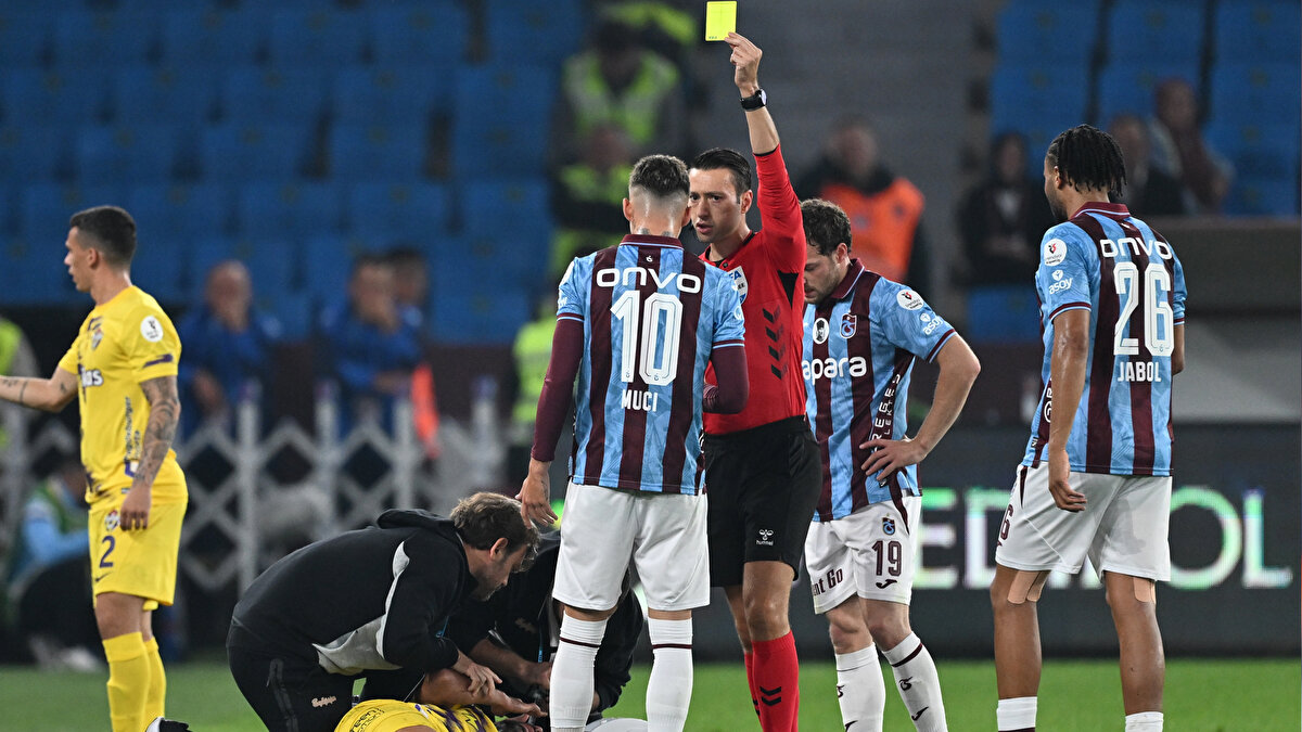 "MUÇİ İKİNCİ SARIDAN İHRAÇ EDİLMELİYDİ"<br><br>48'de sarısı olan Muçi, rakibine kontrolsüz hareketi dolayısıyla ikinci sarıdan ihraç olmalıydı, hakem sadece faul verdi. Durumu hisseden Fatih hoca onu oyundan aldı. 69'da Onana'nın degajında hiçbir engel yoktu, niye tekrar ettirdi çözemedik!<br>