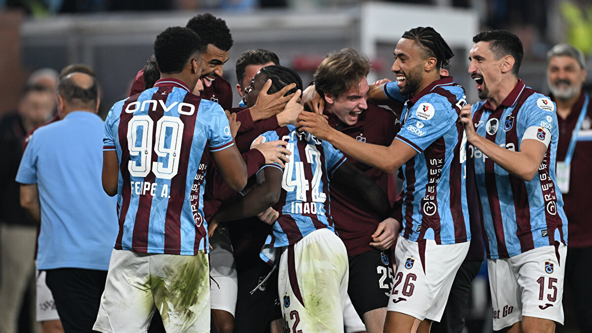 "MUÇİ'NİN SARI KARTI DOĞRU"<br><br>Mustafa Çulcu: Zorbay Küçük ligin kıdemli hakemlerinden. Muçi'nin kontrolündeki topa arkadan hızla gelen Halil kafa soktu yüzüne ayak geldi. Sarı kart doğru. Fazlası olmaz. <br><br>Mustafa'nın kapalı eline gelen topta Eyüpspor penaltı bekledi, devam kararı doğru. İlk yarı biterken Eyüpspor lehine penaltı verdi, öncesi ofsayttı. Oyun ofsayt ile başladı.<br><br>