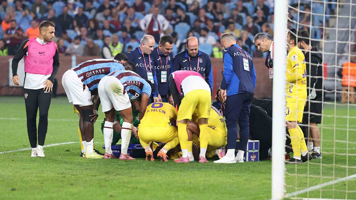 Onuachu'nun orta alana kadar gelip oyuna katılma düşüncesi sorunlar getiriyor. Çünkü verdiği toplardan sonra rakibin atak girişimlerinin başlangıcı oldu! Sol kenarda ise Muçi etkisizdi, bu yüzden Trabzon'un bütün atak girişimleri, sağ kenarda Pina ve Zubkov ile gerçekleşmek zorunda kaldı.<br><br>"CLARO UMARIM EN KISA ZAMANDA SAĞLIĞINA KAVUŞURU"<br><br>Claro'nun yaşadığı, bir profesyonel futbolcunun başına gelebilecek en talihsiz an. Umarım en kısa zamanda sağlığına kavuşur."