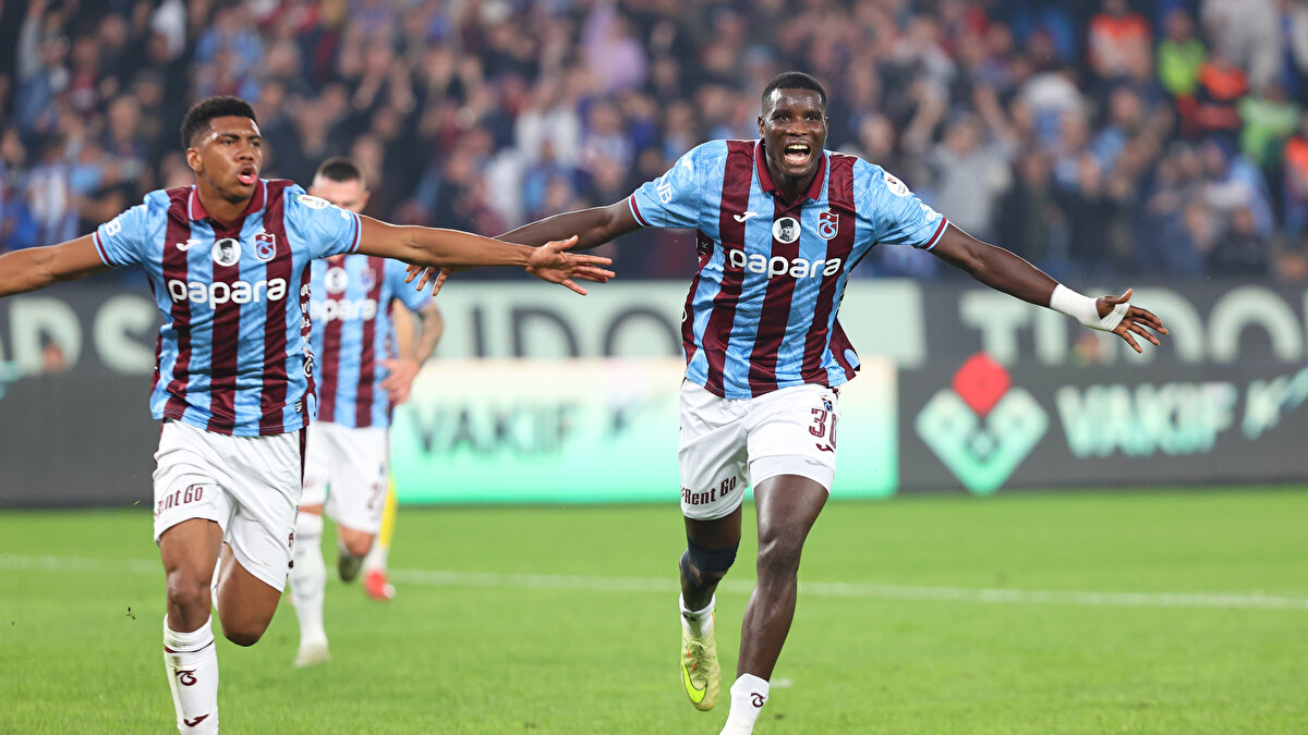 Olumsuzluklar yok mu; elbette var. Maç başlangıcı önde yapılan pres, rakibin çıkarken kaptırdığı toplar ve atak girişimleri… Eyüp'ün çıkarken kaptırdığı top ve Augusto ile gelen gol. 1-0'dan sonra oyunun kontrolünü eline alması gereken taraf Trabzon'du ama Eyüp'ün rakip alanda daha fazla gözüktüğü anlar var.<br><br>