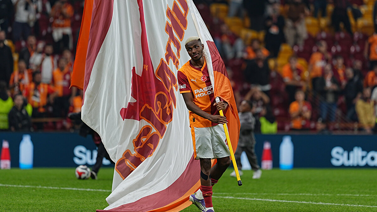 Galatasaray’ın Göztepe karşısında elde ettiği 3-1’lik galibiyetin ardından Victor Osimhen, maçta Malcom Bokele’nin gördüğü kırmızı kart pozisyonuna dair açıklamalarda bulundu.