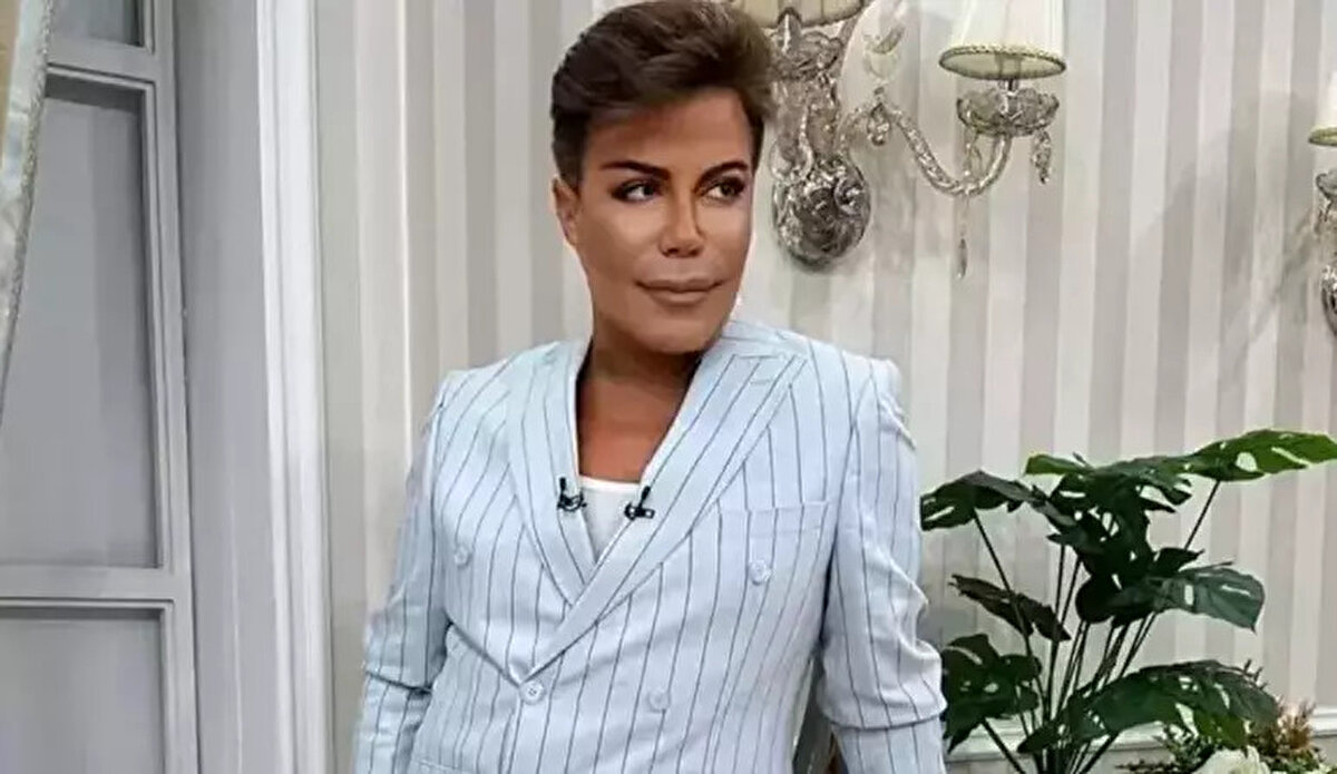 Evinde geçirdiği kalp krizi sonrası 15 Ekim'den bu yana hastanede yoğun bakımda tedavi gören ünlü şarkıcı Fatih Ürek'in sağlık durumu ciddiyetini koruyor. Günlerdir entübe halde uyutulan sanatçı hakkında sosyal medyada ortaya atılan bir iddia, 'Fatih Ürek öldü mü?' sorularının artmasına neden oldu ve sevenlerini derinden endişelendirdi.