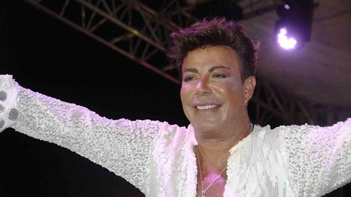 Ünlü İsimler Hastaneye Akın Etti<br><br>Fatih Ürek'ten gelen haberlerin ardından sanat camiasındaki dostları da hastaneye koştu. Fatih Ürek son dakika gelişmelerini yakından takip eden Alişan ve Demet Akalın gibi ünlü isimler, hastaneye giderek sanatçının durumu hakkında bilgi aldı.<br><br>"Fatih Ürek öldü mü?" soruları sosyal medyada dolaşsa da, şu an için sanatçının yoğun bakımdaki tedavisinin devam ettiği ve durumunun ciddiyetini koruduğu biliniyor. Sevenleri, Fatih Ürek'ten gelecek iyi bir haberi bekliyor.