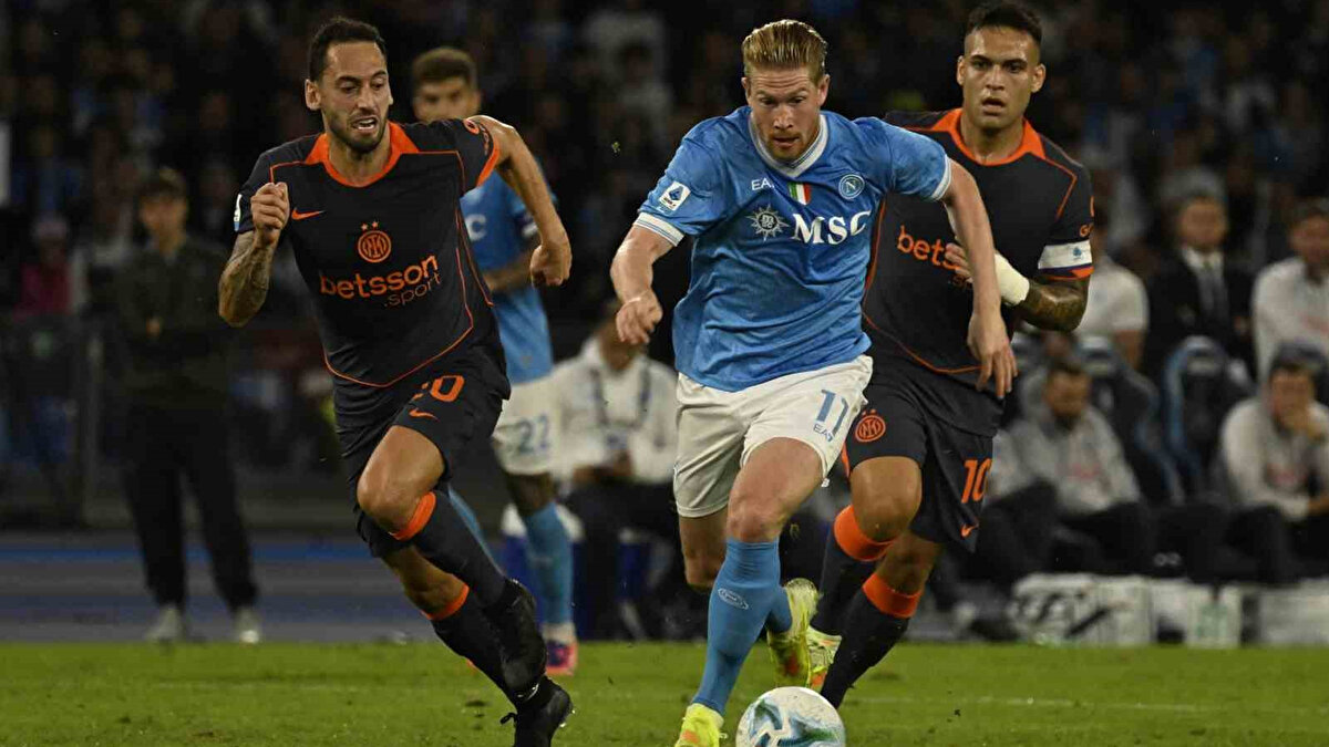 Son haftalarda dikkat çeken bir performans ortaya koyan De Bruyne, sahayı gözyaşlarıyla terk etti. O anlarda takım arkadaşlarına ona destek verdi. <br>