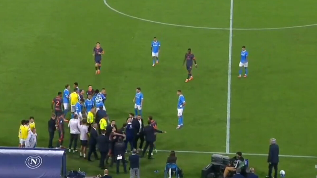 CONTE VE LAUTARO MARTINEZ BİRBİRİNE GİRDİ, ORTALIK KARIŞTI<br><br>Arjantinli oyuncu İtalyan teknik direktörü işaret ederek şöyle der gibi bir hareket yaptı: "Sen****** kendini kandırıyorsun." Buna karşılık Napoli menajeri (Daniele Mari aracılığıyla) şunları söyledi: "Gülme ekipmanını bunun etrafına sar" dedi ve kasıklarını işaret etti. O anlar kameraya yansıdı. <br><br>Maçın sonrasında açıklama yapan teknik direktör Antonio Conte: "Lautaro ile yaşadığımız tartışma mı? Bu tür maçları oynadığınızda böyle şeyler olabilir. Ben Inter'deki harika geçen 2 yılımı hatırlamak istiyorum."<br><br><br><br><br>