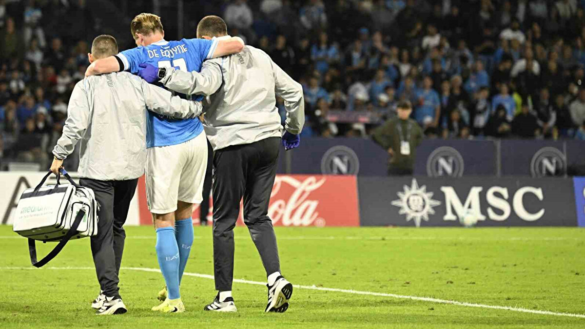 DE BRUYNE GÖZYAŞLARIYLA SAHAYI TERK ETTİ<br><br>Karşılaşmanın ilk golünü kaydeden Napoli’nin Belçikalı yıldızı Kevin De Bruyne, yaşadığı sakatlık sonrası oyuna devam edemedi.<br><br>