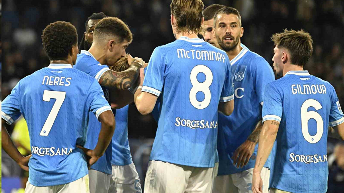 Maçta daha etkili taraf olan Napoli, Inter’i 3-1 mağlup etti. Milano ekibinin tek gol milli futbolcumuz Hakan Çalhanoğlu kaydetti.<br><br>