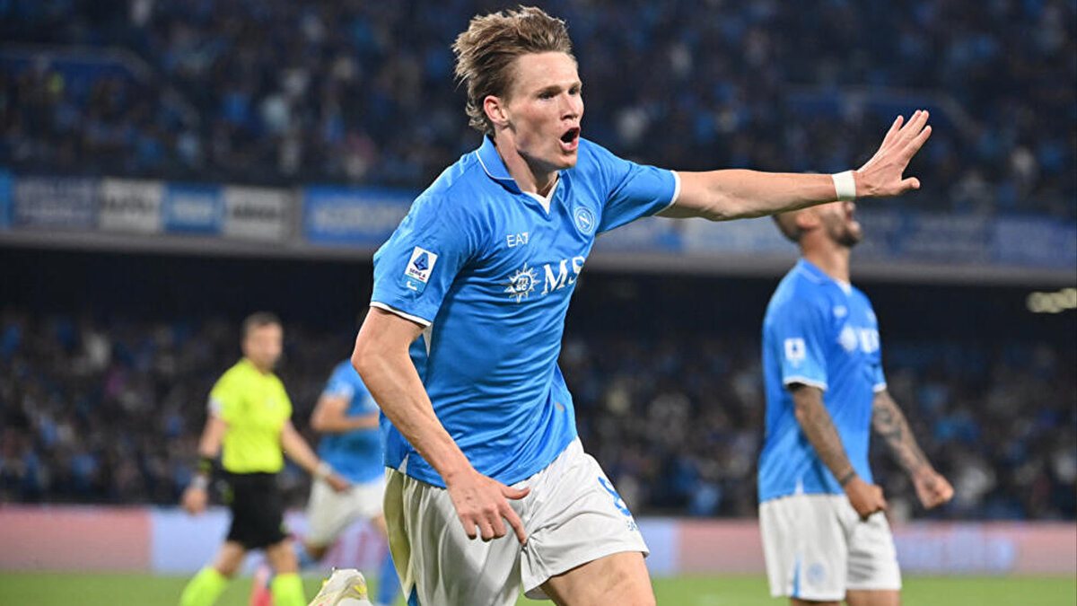 Son düdüğün ardından Napol, kritik maçı kazanarak puanını 18’e yükseltti ve Milan’ın puan kaybettiği haftada yeniden liderlik koltuğuna oturdu. Bu sezon 3. mağlubiyetini yaşayan Inter ise 15 puanda kaldı.<br><br>