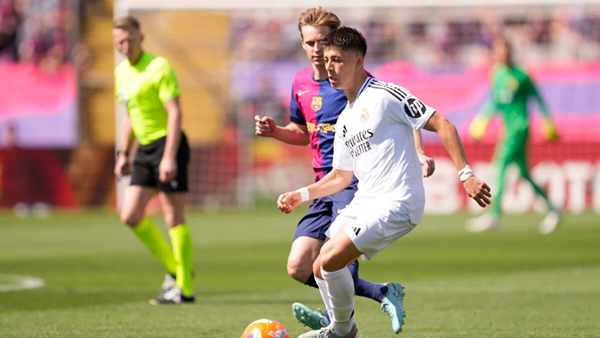 REAL MADRID'DE GÖZLER ARDA'YI ARAYACAK<br><br>Xabi Alonso'nun gelişiyle birlikte daha fazla forma şansı bulan Arda Güler'in Barcelona karşısında ilk 11'de başlaması bekleniyor.