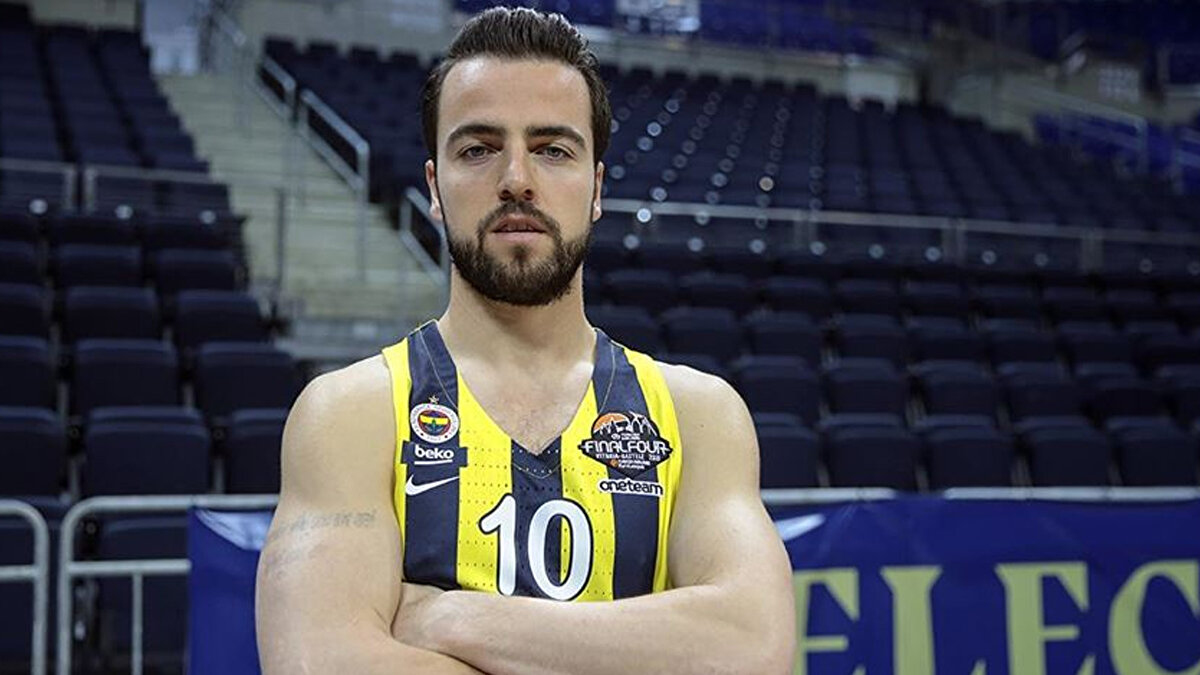 Karayolları Trafik Kanunu'nun ilgili maddesince hakkında idari para cezası uygulanan Mahmutoğlu'nun sürücü belgesine el konuldu.