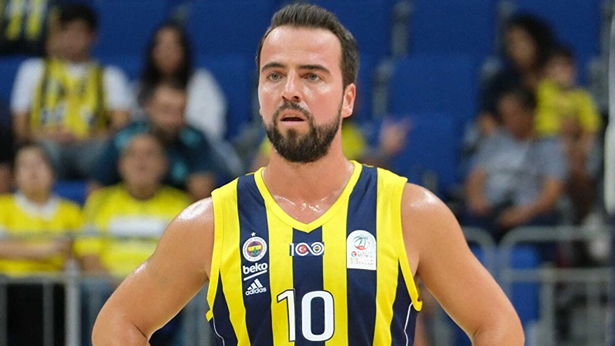 TRAFİKTEN MEN EDİLDİ<br><br>Ayrıca Mahmutoğlu'nun kullandığı araç da geçici süreyle trafikten men edildi.