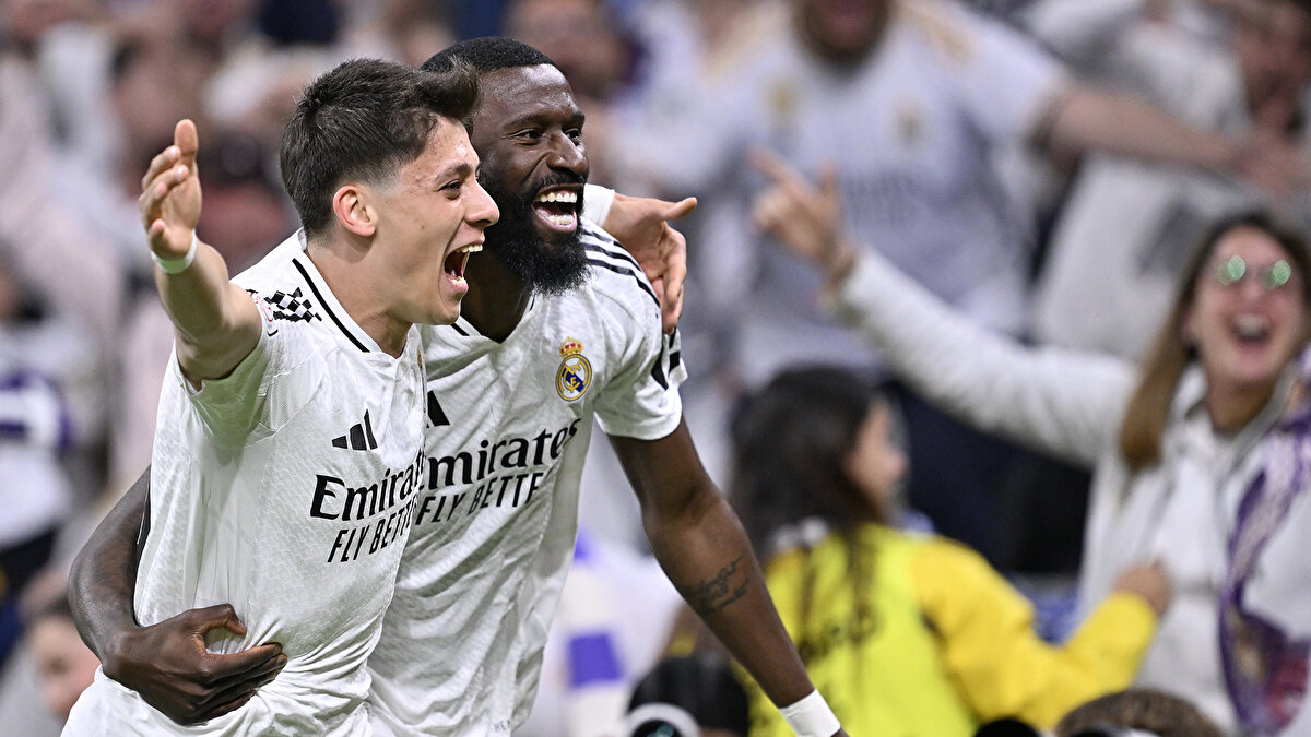 İKİ TAKIMDA DA ÖNEMLİ EKSİKLER<br><br>Real Madrid'de Trent Alexander-Arnold, Alaba, Rüdiger ve Carvajal, Barcelona'da ise kaleciler Garcia, Ter Stegen ile Raphinha, Dani Olmo, Gavi ve Lewandowski sakatlıkları nedeniyle bugün El Clasico'da forma giyemeyecek.<br><br>