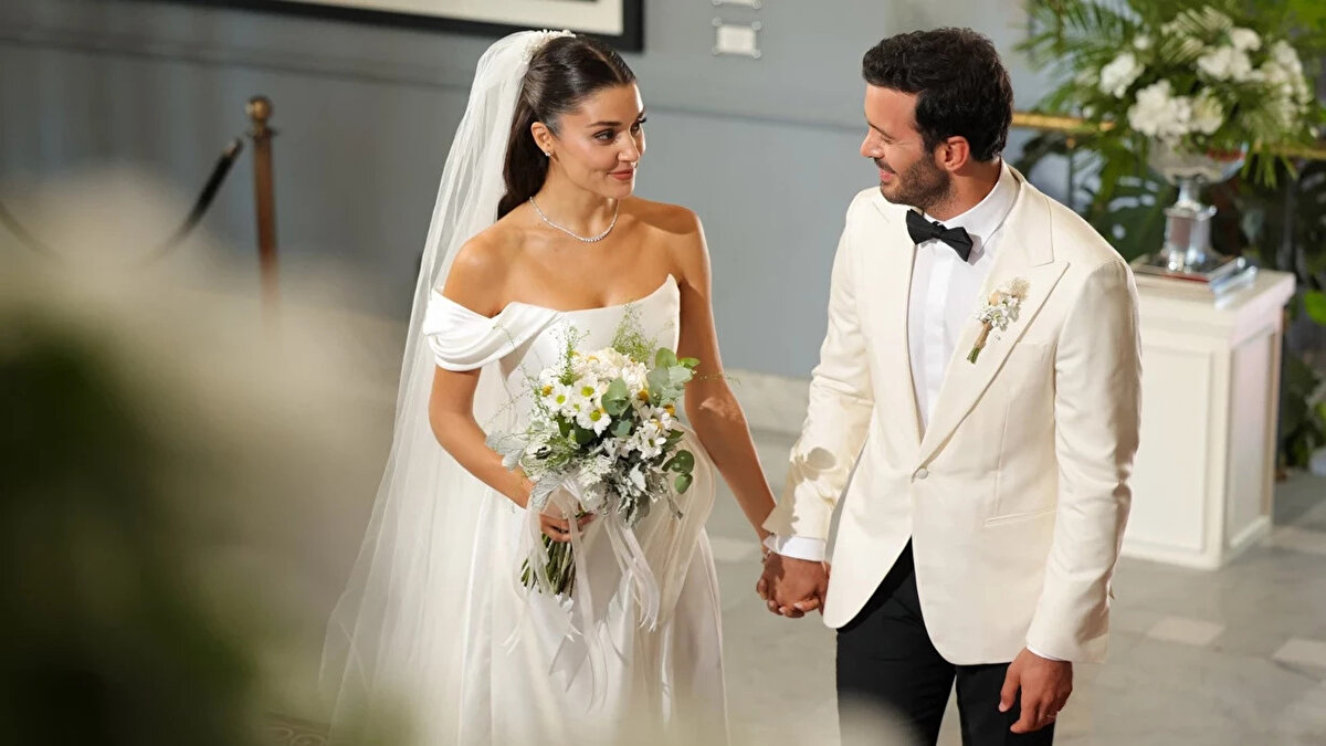 Yapılan açıklamada, "Aşk ve Gözyaşı yeni bölümüyle 31 Ekim Cuma 20.00'de" ifadeleri kullanıldı. Böylece dizinin bir haftalık aranın ardından 31 Ekim Cuma akşamı ATV ekranlarında olacağı kesinleşti.